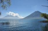 O lago Atitlán e o vulcão San Pedro, vistos de San Marcos, na Guatemala. Ao fundo, os vulcões Tolimán e Atitlán